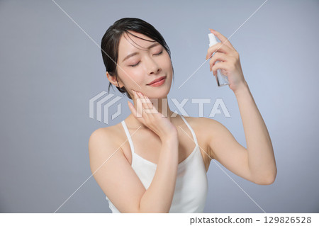 美女圖片：年輕女子塗抹乳液 129826528