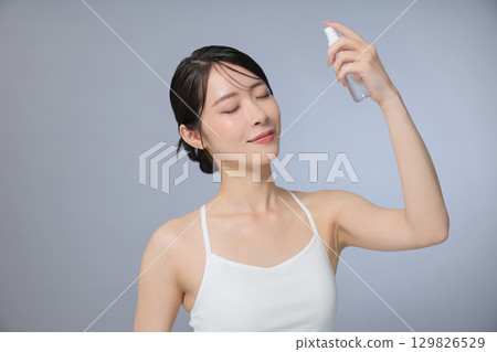 美女圖片:年輕女子塗抹乳液 美女圖片:年輕女子塗抹乳液 129826529