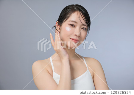 美女圖片：年輕女子塗抹乳霜 129826534