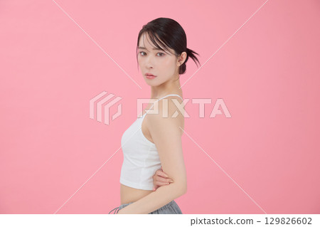 Beauty image: Portrait of a young woman 129826602