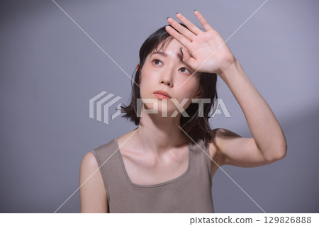 Beauty image: Portrait of a young woman 129826888