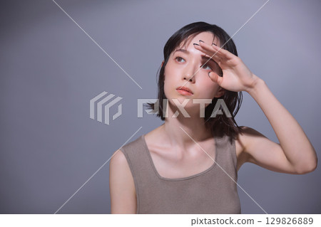 Beauty image: Portrait of a young woman 129826889