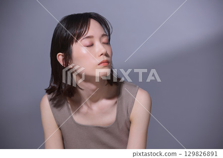 Beauty image: Portrait of a young woman 129826891
