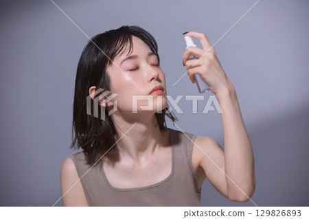 美女圖片：年輕女子塗抹乳液 129826893