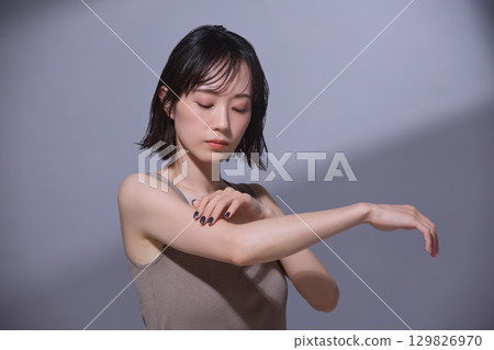 美女圖片:年輕女子撫摸她的手臂 美女圖片:年輕女子撫摸她的手臂 129826970