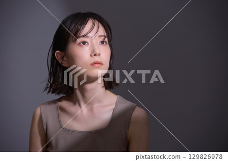 Beauty image: Portrait of a young woman 129826978