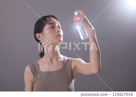 美容圖片：年輕女子進行皮膚護理 129827038