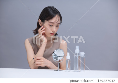 美女圖片：年輕女子檢查她的皮膚狀況 129827042