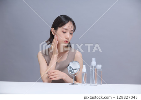 美容圖片:年輕女子進行皮膚護理 美容圖片:年輕女子進行皮膚護理 129827043