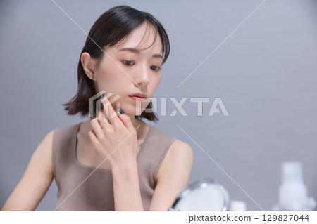 美容圖片：年輕女子進行皮膚護理 129827044