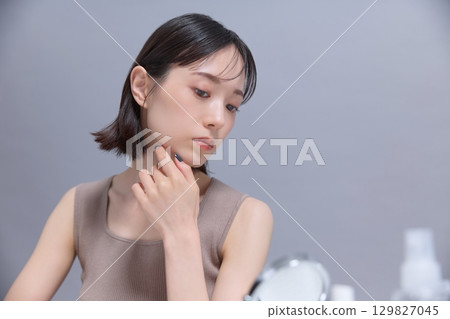 美容圖片：年輕女子進行皮膚護理 129827045