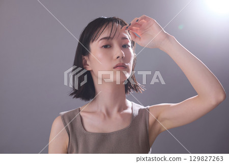 Beauty image: Portrait of a young woman 129827263