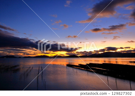 西邊的天空和瀨戶內海被染成橘色 西邊的天空和瀨戶內海被染成橘色 129827302
