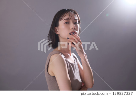 美女圖片：年輕女子肖像 129827327