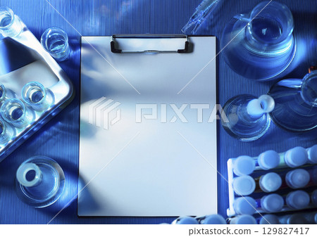 實驗室裡被藍光染色的白紙 實驗室裡被藍光染色的白紙 129827417