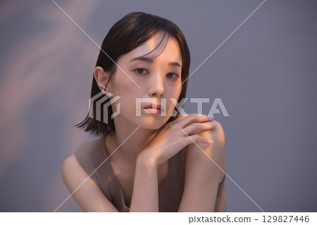 美女圖片：年輕女子肖像 129827446