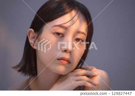 美女圖片：年輕女子肖像 129827447