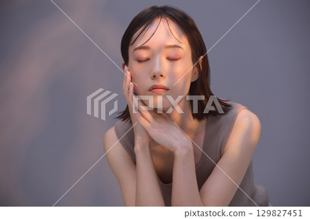 美女圖片：年輕女子肖像 129827451