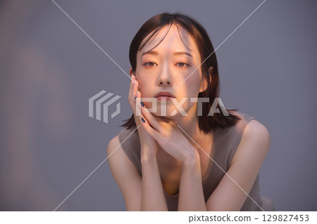 美女圖片：年輕女子肖像 129827453