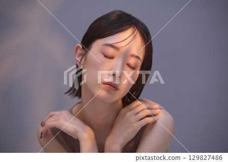 美女圖片：年輕女子肖像 129827486