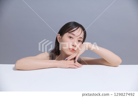 美女圖片：年輕女子肖像 129827492
