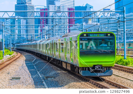 可眺望日本東京都會風景，包括山手線（往品川、澀谷方向，可先行車）。 （田町站～高輪Gateway站之間） 129827496