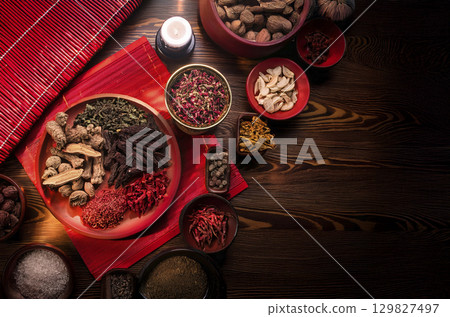 一排草藥香料 — 紅色圖像 129827497