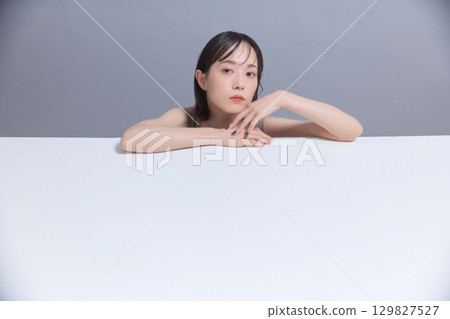 Beauty image: Portrait of a young woman 129827527