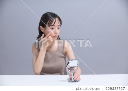 美容圖片：年輕女子進行皮膚護理 129827537