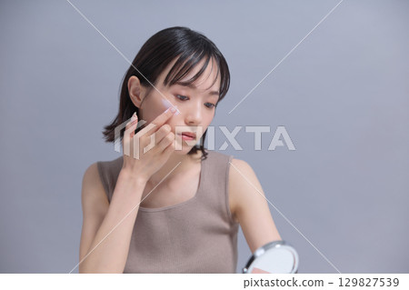 美容圖片:年輕女子進行皮膚護理 美容圖片:年輕女子進行皮膚護理 129827539