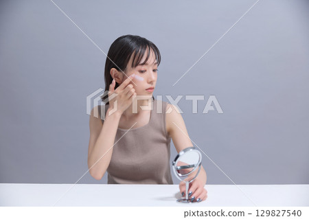 美容圖片：年輕女子進行皮膚護理 129827540