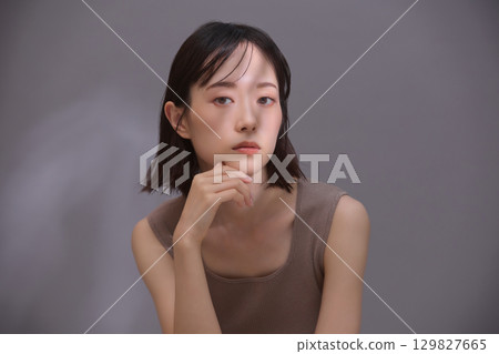 Beauty image: Portrait of a young woman 129827665