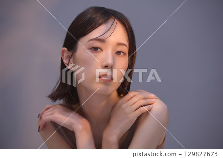 Beauty image: Portrait of a young woman 129827673