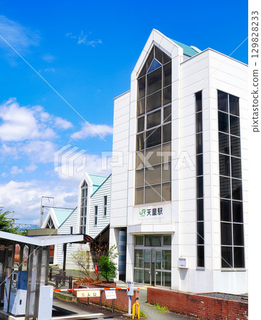 山形縣天童市，藍天白雲下的天童站西口 129828233