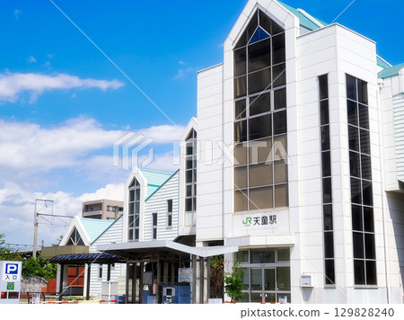 山形縣天童市，藍天白雲下的天童站西口 129828240