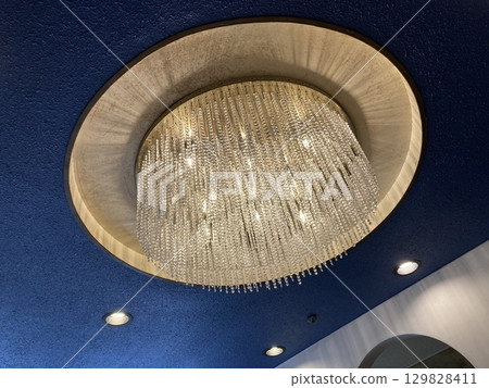 金色吊燈在藍色天花板的襯托下格外醒目 金色吊燈在藍色天花板的襯托下格外醒目 129828411
