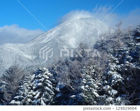 從皮拉圖斯滑雪場看到的蓼科山冬季景色 129829004