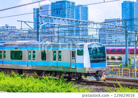 日本東京城市景觀，包括京濱東北線（田町-高輪口）。右側是「SUNRISE EXPRESS」號列車 129829016