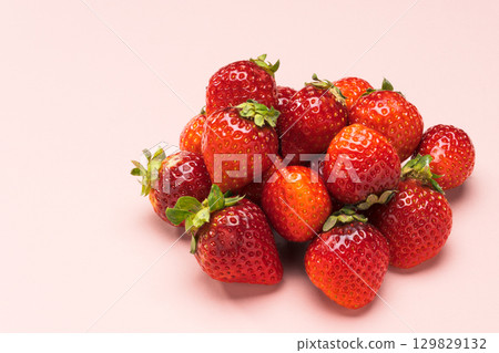 粉紅色背景上排列的新鮮草莓 粉紅色背景上排列的新鮮草莓 129829132