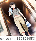 一名女孩從公共浴室走出來，吹乾頭髮 129829653