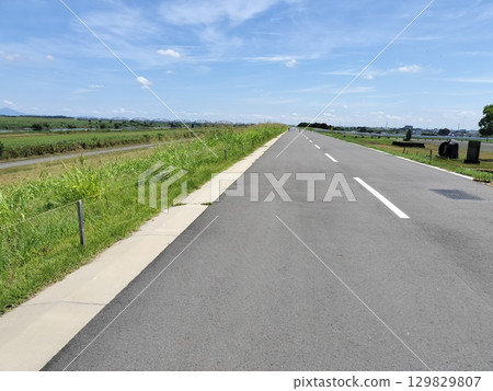 夏日藍天筆直的道路 129829807