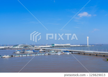 藍天白雲下的上海吳淞口國際郵輪港風光 129829813