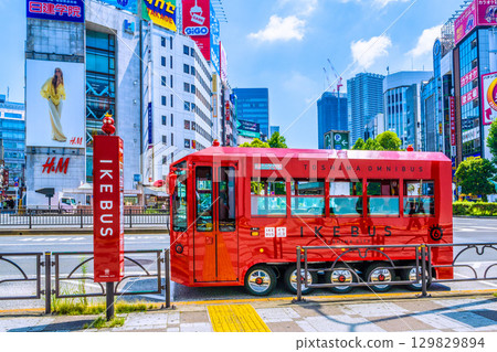 八月的日本東京街景。酷熱難耐…池袋站前的池袋巴士（8月19日） 129829894