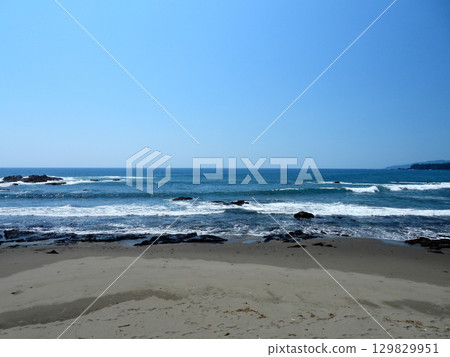 波浪在海岸上擊敗 129829951