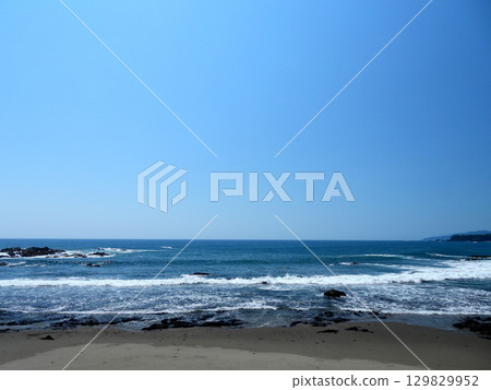 波浪在海岸上擊敗 波浪在海岸上擊敗 129829952