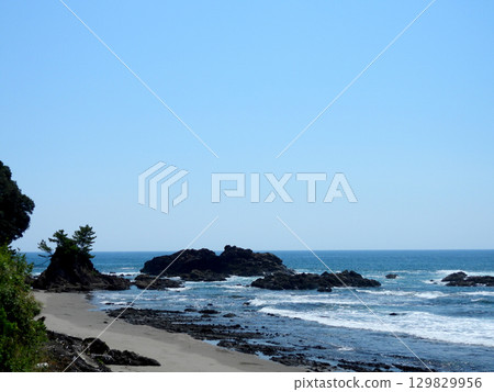 波浪在海岸上擊敗 129829956