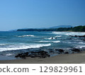 波浪在海岸上擊敗 129829961