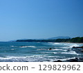 波浪在海岸上擊敗 129829962