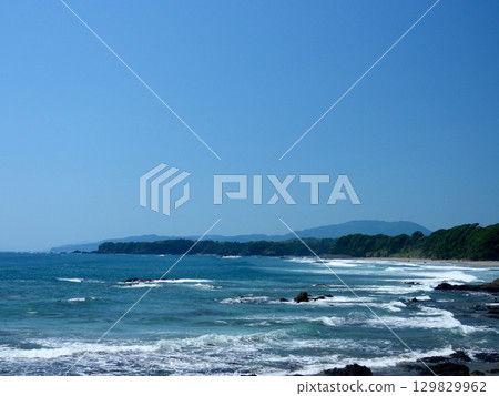 波浪在海岸上擊敗 129829962