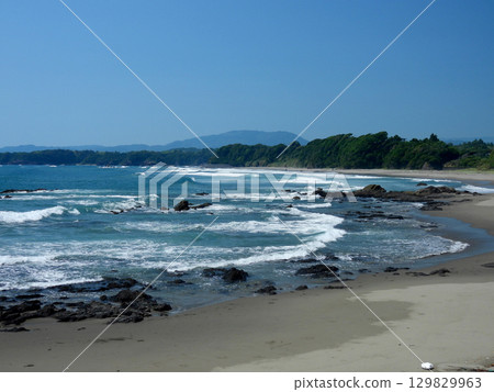 波浪在海岸上擊敗 129829963